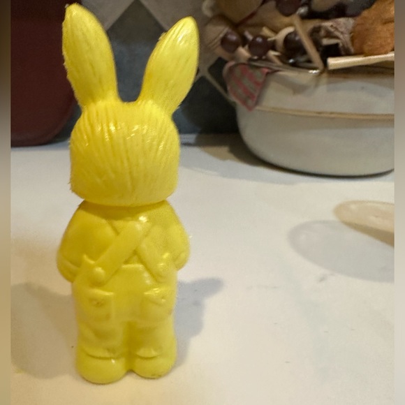 VTG 90’s DISTRESSED PLASTIC YELLOW EASTER BUNNY FLAWED 6” NOSTALGIC COLLECTIBLE - Picture 5 of 8